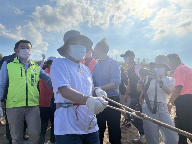 侯友宜与民眾一起体验传统牵罟捕鱼技法。（王扬杰摄）