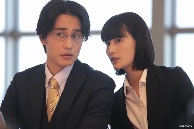 桥本爱（右）在剧中造型多变，让中村苍直呼「带着困惑演下去」。（friDay影音提供）