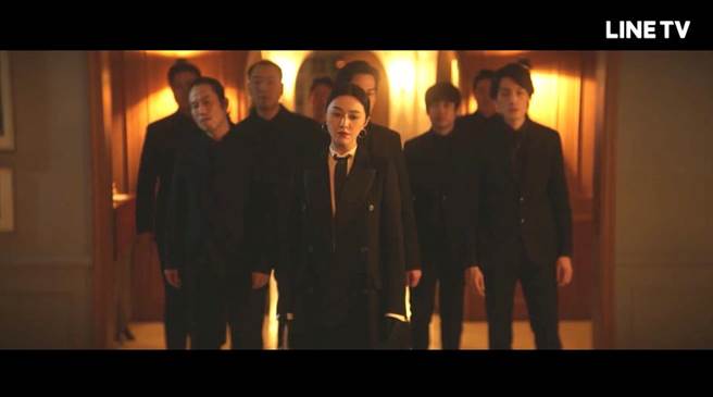 范冰冰率领一票黑衣人现身，大姊头的气势十足。（摘自LINE TV）