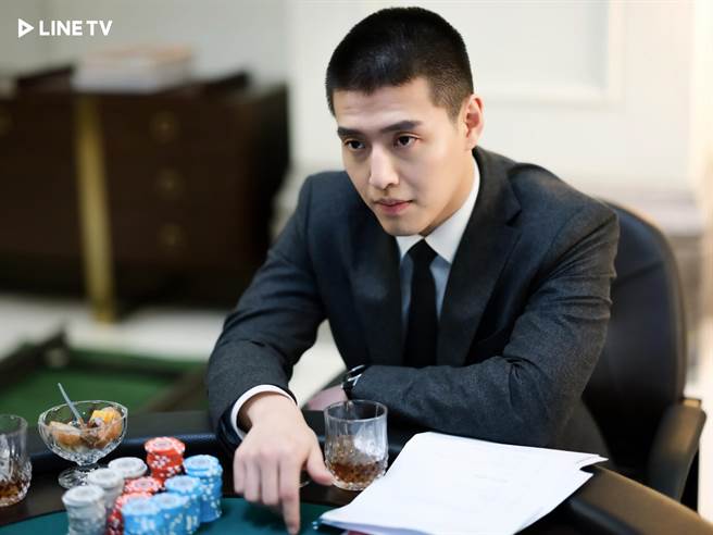 姜河那在《Insider知情人》中牌技了得。（LINE TV提供）