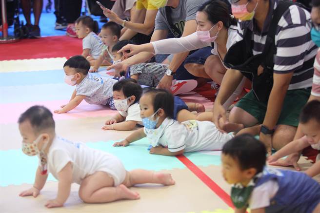 台北国际妇幼用品大展7月22日到25日在台北世贸一馆登场，图为许多家长带着家中宝贝参加大宝宝爬行比赛。（张铠乙摄）