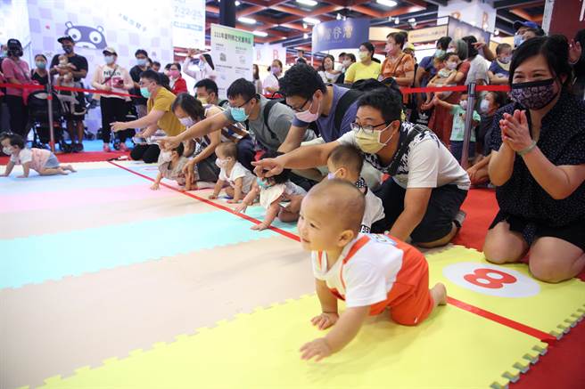 台北国际妇幼用品大展7月22日到25日在台北世贸一馆登场，图为许多家长带着家中宝贝参加大宝宝爬行比赛。（张铠乙摄）