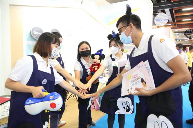 台北国际妇幼用品大展7月22日到25日在台北世贸一馆登场，图为迪士尼美语世界摊位员工开展时互相鼓励。（张铠乙摄）。