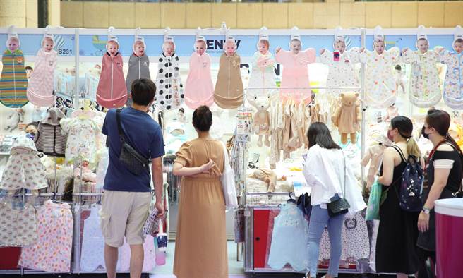 台北国际妇幼用品大展7月22日到25日在台北世贸一馆登场，图为民眾参观婴儿用品的摊位。（张铠乙摄）
