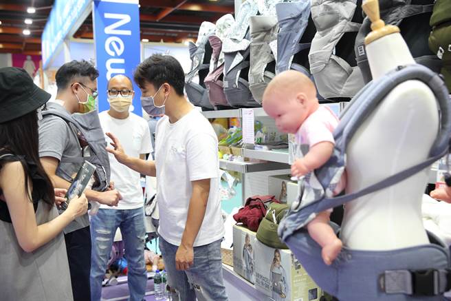 台北国际妇幼用品大展7月22日到25日在台北世贸一馆登场，图为民眾参观婴儿背巾的摊位。（张铠乙摄）
