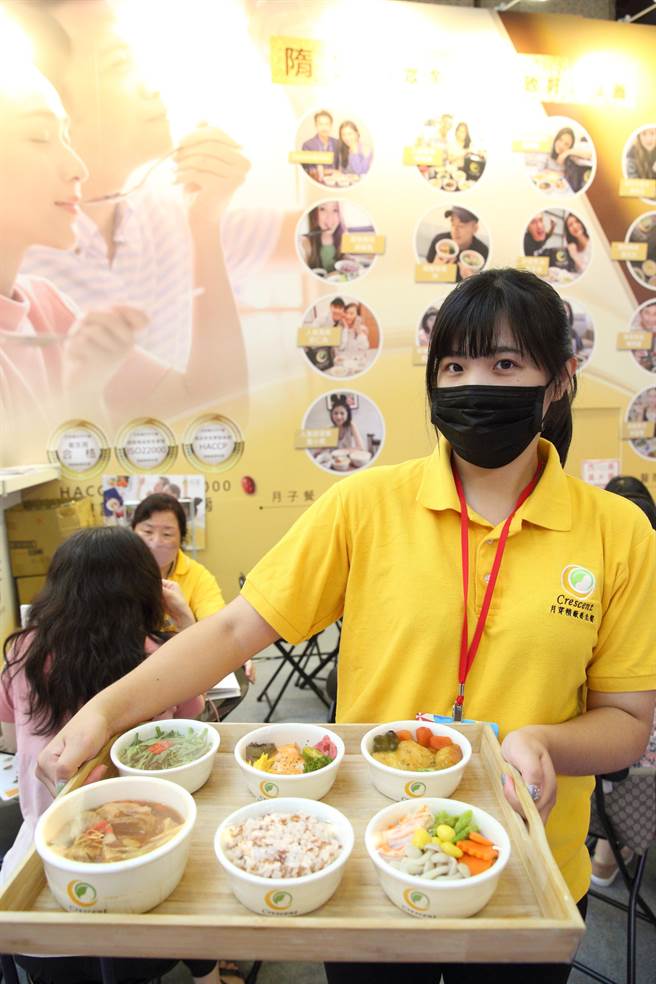 台北国际妇幼用品大展7月22日到25日在台北世贸一馆登场，图为摊位展示热卖的养生月子餐。（张铠乙摄）