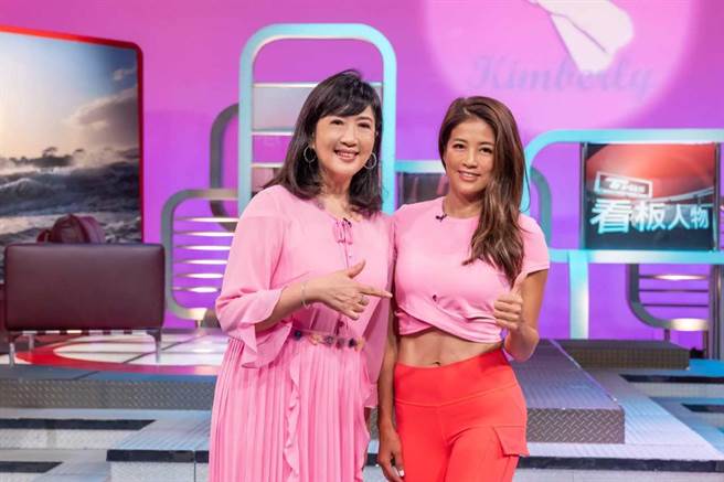 陳美彤奪得世界冠軍後，將第一個電視通告獻給方念華主持的《TVBS看板人物》。（TVBS提供） 