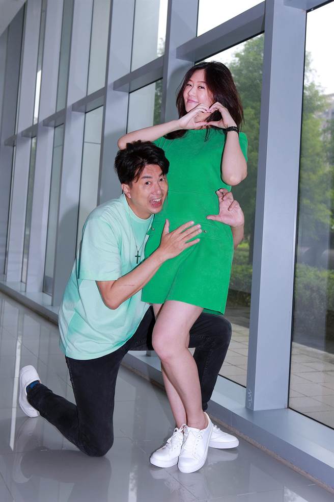 吴皓升、文汶夫妻檔宣告「2条线」，做人成功。（民视提供）