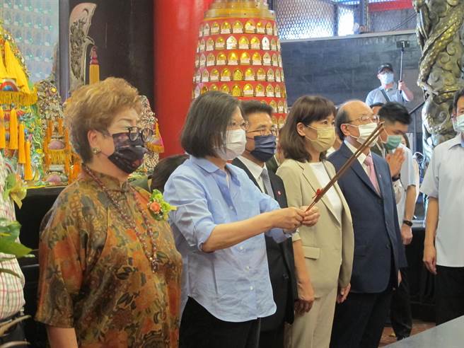 慶祝關聖帝君1864週年聖誕，蔡英文總統22日到新竹市普天宮參拜祝壽。（王惠慧攝）