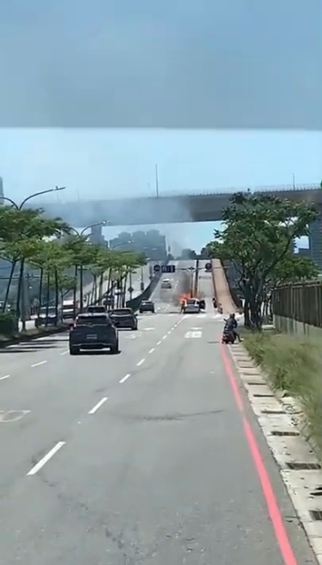 林志颖自撞特斯拉陷火海，英勇的工人不顾火势衝上前把人拉出，救了两条宝贵性命。(图／影片截图)