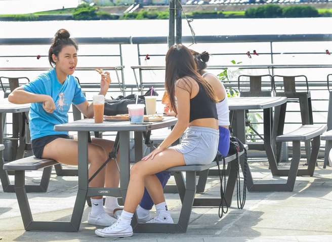 明台北市白天紫外線易達過量或危險級，防曬工作不可輕忽。（示意圖／記者粘耿豪攝）