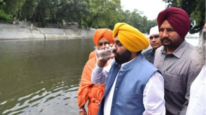 巴格旺曼(Bhagwant Mann)週日出席卡利貝恩聖河（Kali Bein）22周年紀念活動，拿了杯子親自彎腰取水試飲。(圖/截自@Gagan4344推特)