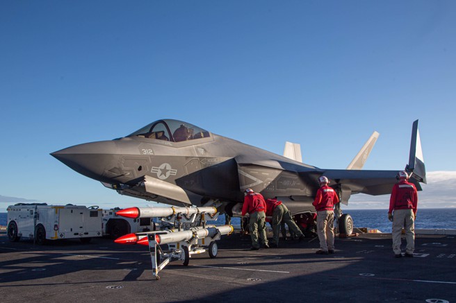 专家指出，俄乌战争暴露出美国武器库存和量产能力不足的问题，且其无法靠战时体制解决。图为美军为F-35C战机装卸AIM-120。（示意图／DVIDS）