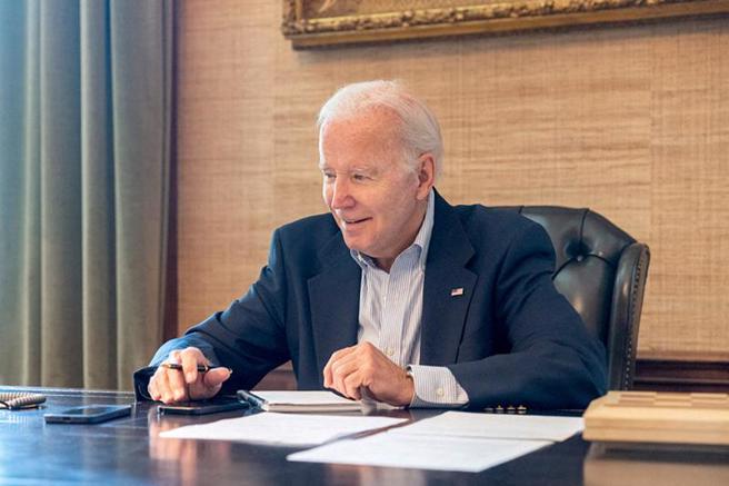 拜登確診感染COVID-19後，白宮22日表示，拜登繼續出現輕微症狀，但他的狀況還不錯。（圖／路透社）