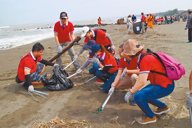 遠東百貨透過淨灘等公益活動，持續精進ESG推動。圖／遠百提供