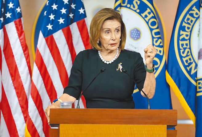外傳美國聯邦眾議院議長裴洛西（見圖）8月將訪台，美國總統拜登表示，「軍方認為目前這並不是個好主意。」他並透露，將在10天內與大陸國家主席習近平會談。（美聯社）