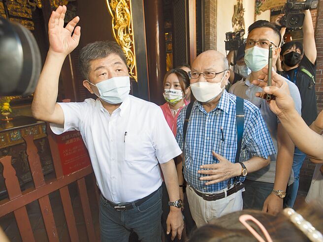 图为陈时中（左）21日前往台北保安宫参香祈福。（杜宜谙摄）