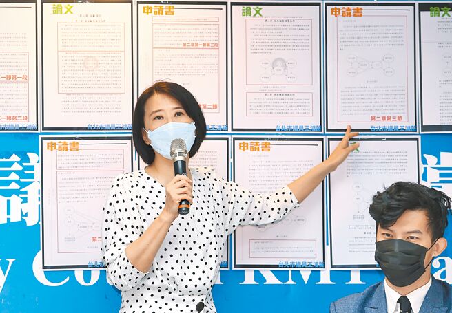 林智坚论文争议，民进党副秘书长林鹤明昨表示，他不认为台大可以直接认定是抄袭。图为台北市议员王鸿薇昨再爆林智坚知法犯法，罪加一等。（陈俊吉摄）