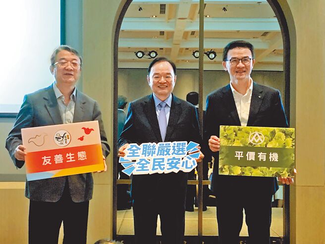 公平会核准全联併购大润发后，全联董事长林敏雄（中）首度露面。面对通路争霸，林敏雄表示，同业之间并不是仇人。（吴静君摄）