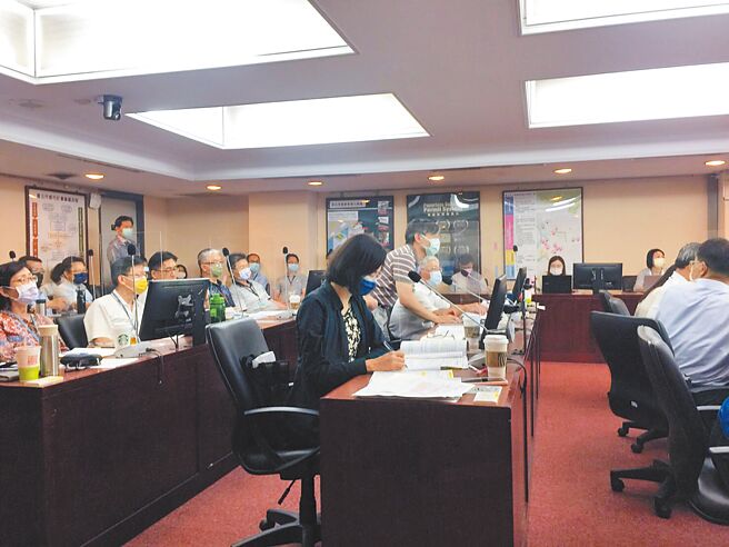 台北市工务局21日赴议会工作报告，议员陈怡君公布市府局处使用PTT流量排行榜，前10名当中工务局所属单位包办3名。（张立勋摄）