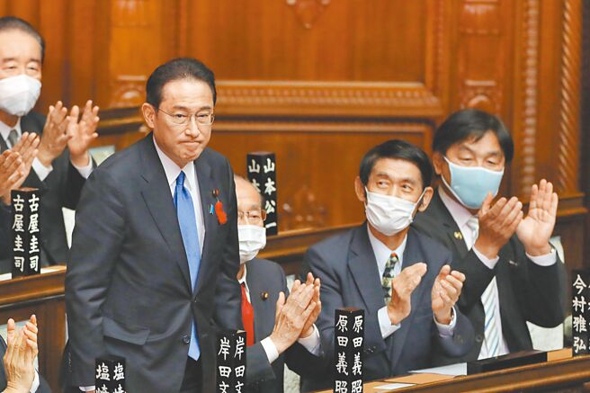 日本首相岸田文雄理應有強烈的意願和充分的條件來推行打上自己鮮明烙印的內政外交路線，而未必選擇竭力完成安倍念茲在茲的未竟事業。（新華社）