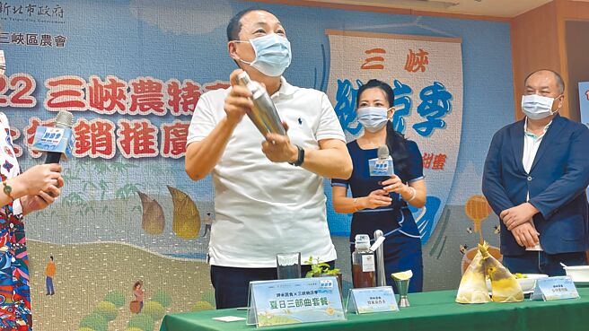 新北市「三峽納涼季」今開跑，市長侯友宜昨親自示範製作「納涼三寶」中的「蜂蜜薄荷莫西多」。（呂健豪攝）