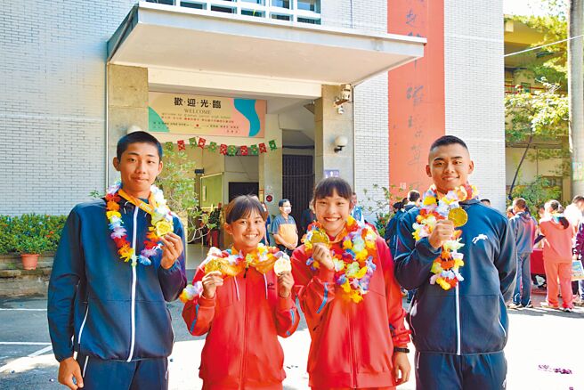 草屯国中柔道角力队，参加全中运勇夺5面金牌。（南投县政府提供／廖志晃南投传真）
