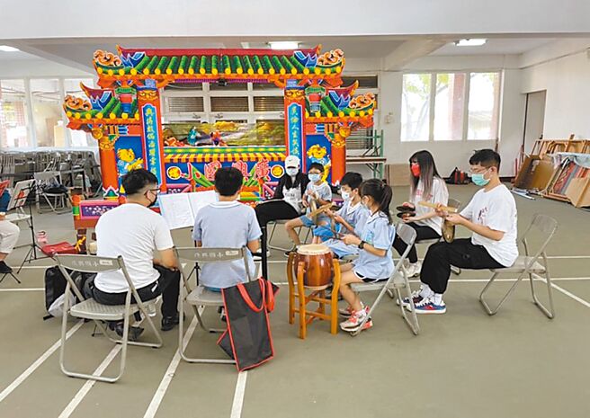 國立臺灣戲曲學院學生前年起到西螺國中、平和國小、土庫國小、舊庄國小、廣興國小等5校指導布袋戲後場。（臺灣戲曲學院提供／周麗蘭雲林傳真）