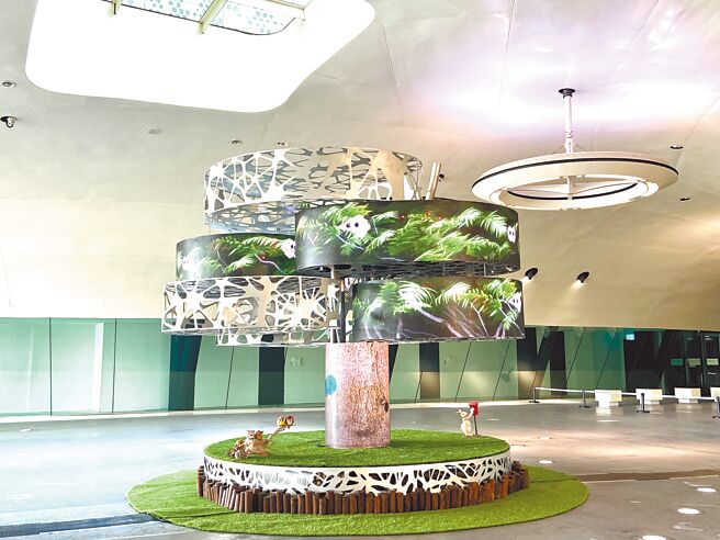 在5G及AIoT的加持下，将科技结合艺术，是全球第1棵提供民眾科技互动的许愿树，活动期间从21日至9月25日，只要到卫武营国家艺术文化中心，民眾都可以透过LINE上传文字与图片，体验与许愿树互动。（杨舒婷摄）