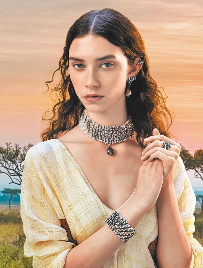 MIKIMOTO發表Wild And Wonderful頂級珠寶，模特兒佩戴以非洲斑馬為靈感設計的項鍊作品。（MIKIMOTO提供）