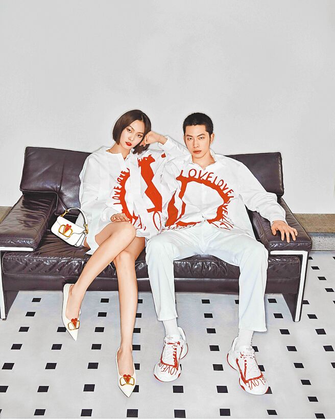 此次七夕VALENTINO請超模趙佳麗以及新生代模特兼時尚博主葉競航表達「以愛環繞」的主題。（VALENTINO提供）