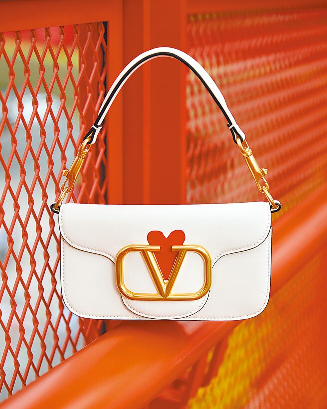 VALENTINO Mini Loco包，7萬4000元。（VALENTINO提供）