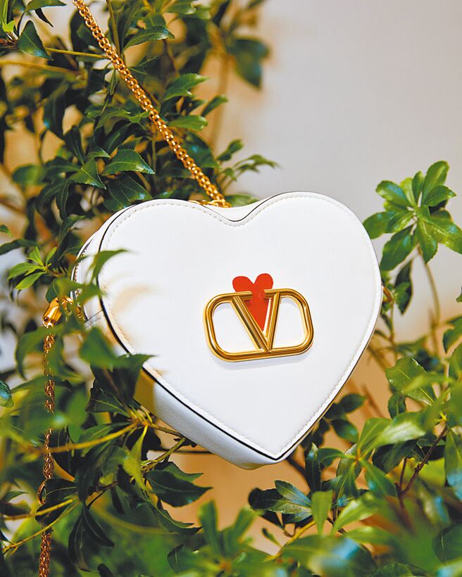 VALENTINO七夕限定零錢包，2萬5000元。（VALENTINO提供）