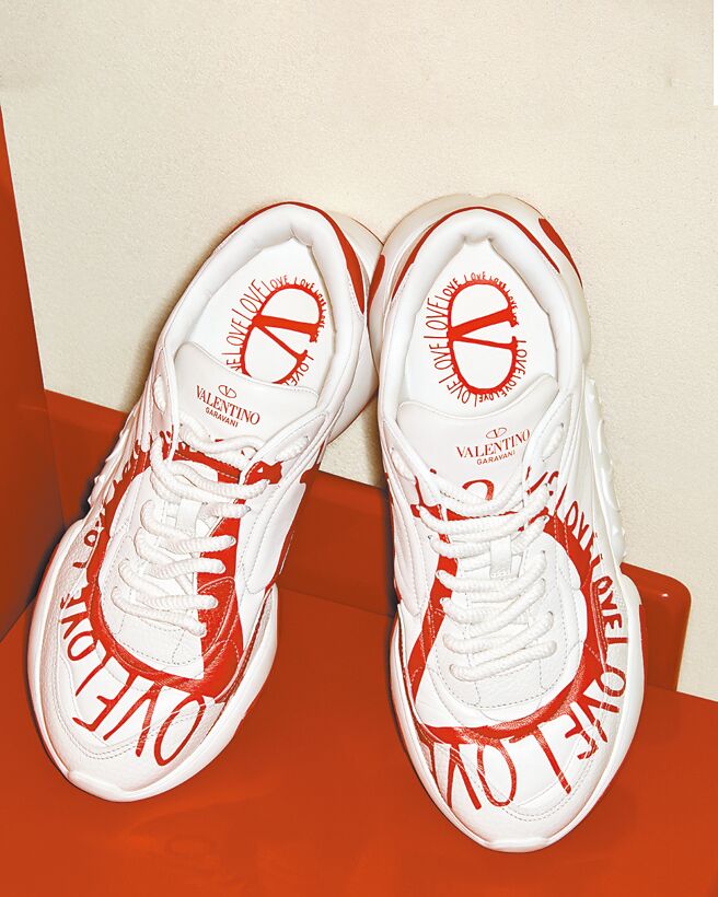 VALENTINO七夕限定系列休閒鞋，3萬3400元。（VALENTINO提供）