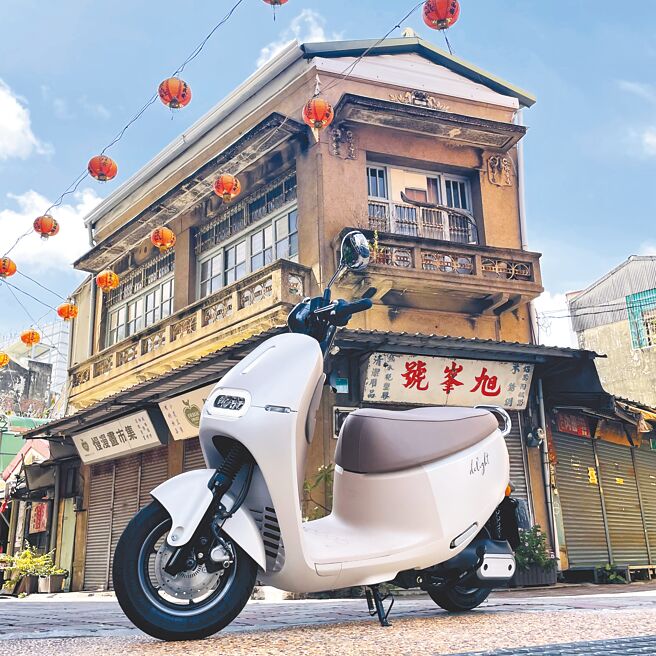 Gogoro Delight提供璨光蓝、裸光金（见图）、琉光绿、凝光白等4种时尚车色，拍摄地点为台南知名打卡景点「旭峯号」。（陈大任摄）