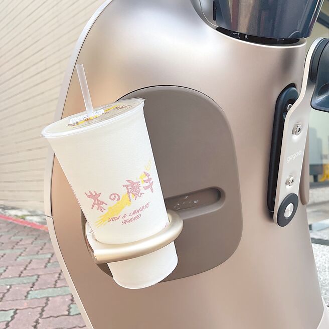 大杯手摇饮也可固定在置杯架上。（陈大任摄）