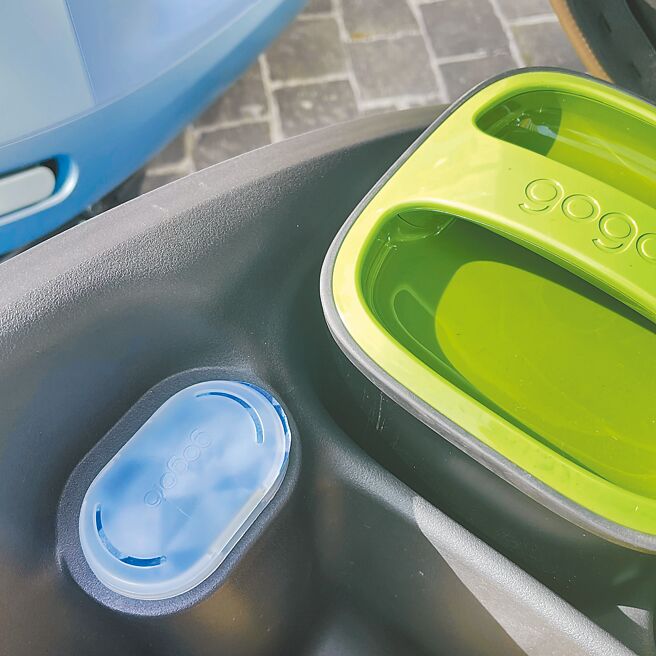 一掀开椅垫，即可闻到扑鼻香氛。（陈大任摄）