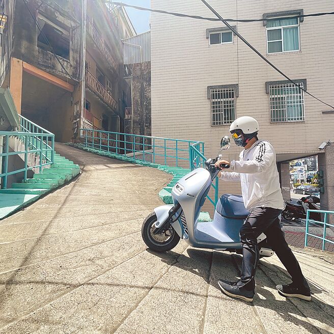 「牵车功能」在陡坡上相当好用。（陈大任摄）