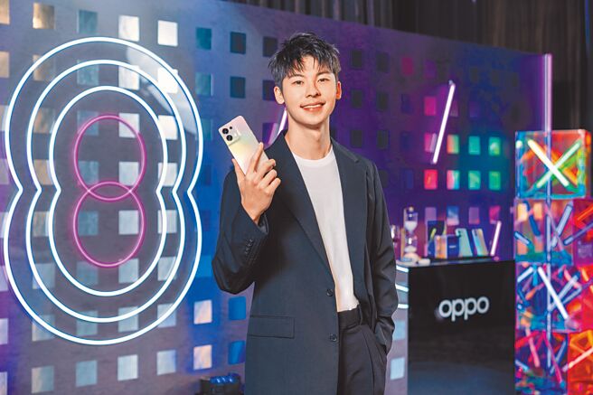 許光漢昨現身全新OPPO Reno8系列發表會，分享用新機的夜拍心得。（OPPO提供）
