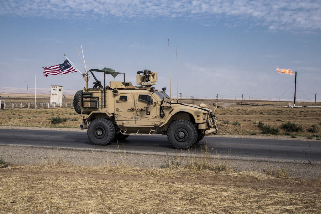 美军防地雷反伏击车（MRAP）于叙利亚东部产油区资料照。（美联社）(photo:ChinaTimes)