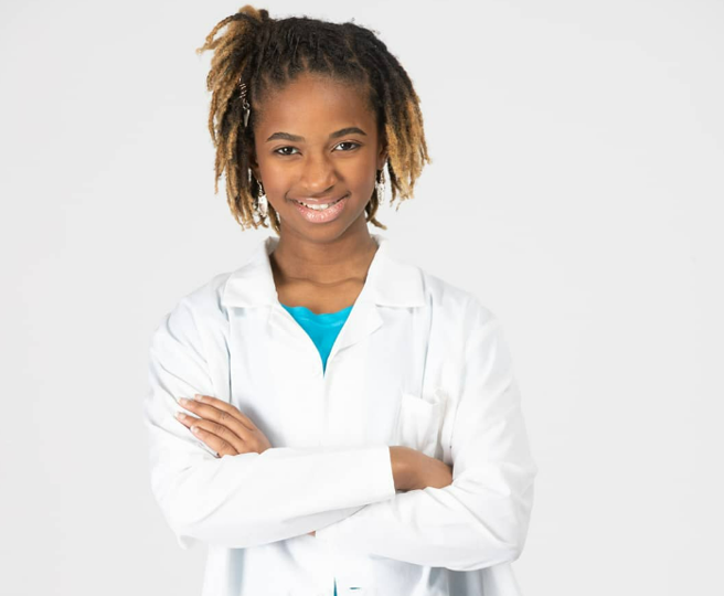 美國13歲天才少女阿萊娜(Alena Analeigh Wicker)提前錄取醫學院。(圖/截自@thebrownstemgirl IG)