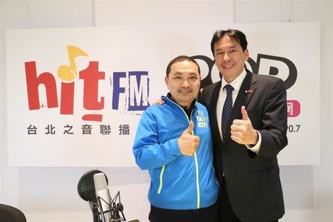 新北市长侯友宜终于表态争取连任，并解释之前迟未松口，是因为认为「不连任新北市长才要宣布」。侯营人士表示，侯始终认为，一个现任者，争取连任是理所当然的事情，只有不连任才需要宣布，争取连任一直是侯规划方向。（《POP撞新闻》 提供）