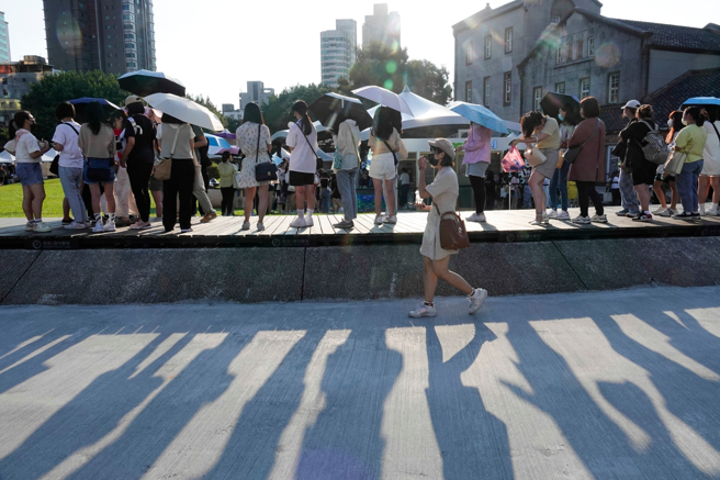 连日的极端高温，让在户外的民眾相当吃不消。(图／黄子明摄)