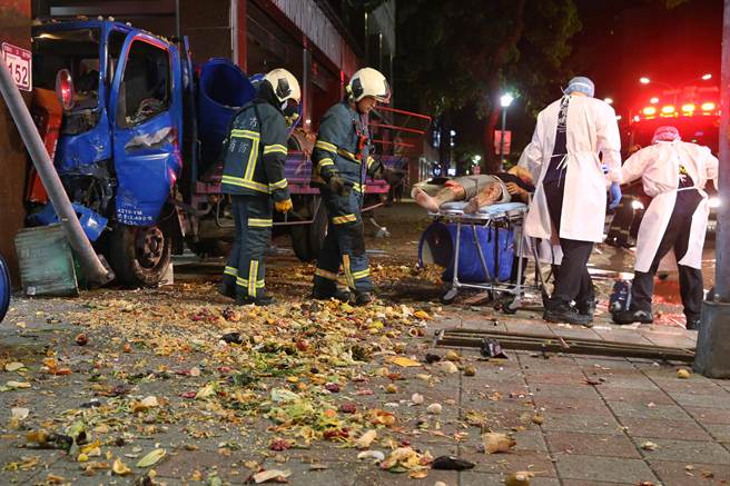 台北市松江路与长春路口23日发生一起车祸，一辆厨余车与计程车在长春路交叉口擦撞。（杜宜谙摄）