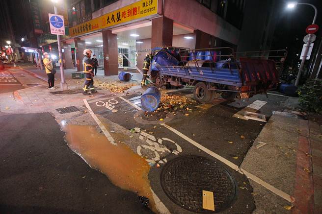 地上不仅有车辆残骸亦布满大量厨余及油水汁液。（杜宜谙摄）