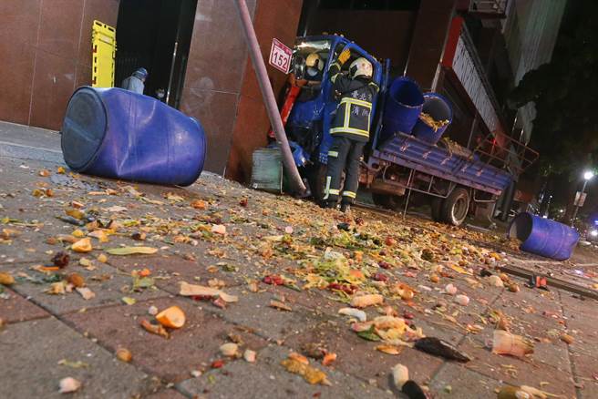 地上布满大量厨余及油水汁液，现场味道极为浓郁。（杜宜谙摄）