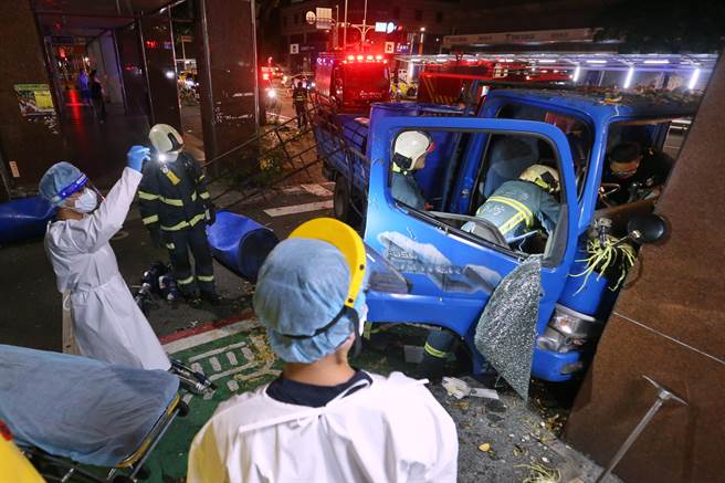 消防人员抵达后迅速以破坏剪协助张姓驾驶脱困。（杜宜谙摄）