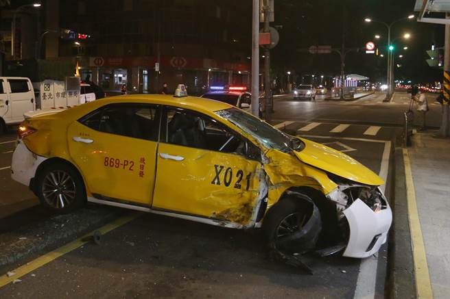 松江路与长春路交叉口有明确禁止左转标示。（杜宜谙摄）