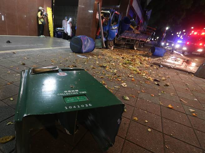 厨余车一路撞向松江路152号前梁柱，并将路径上的邮筒及灯杆撞倒。（杜宜谙摄）