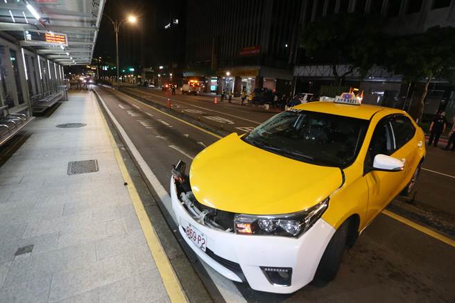 计程车擦撞后打横卡在公车专用道分隔岛上。（杜宜谙摄）